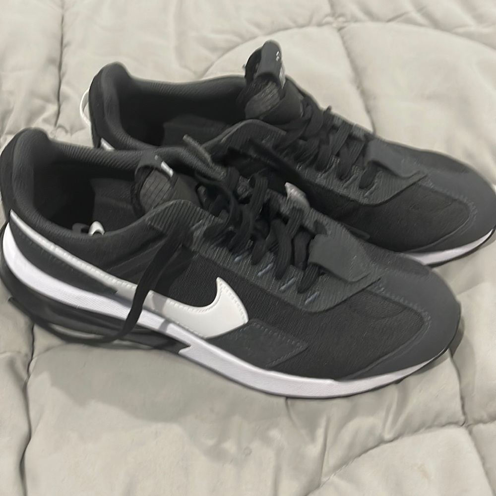 Nike mens air max pre day size 9 in mens  10.5 in Women (no box)